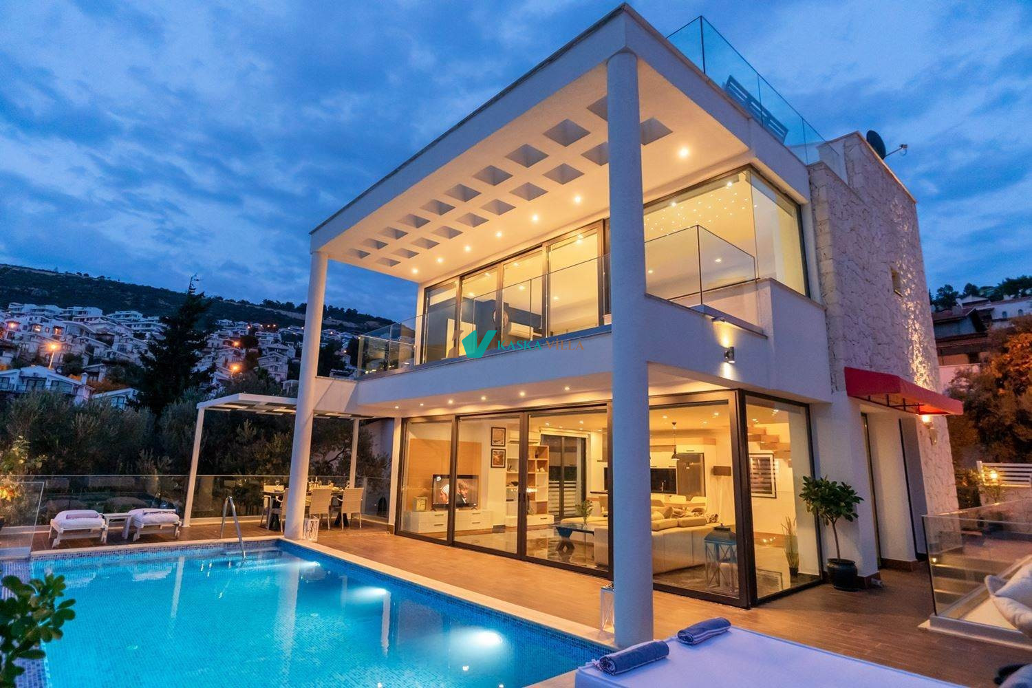 Villa Naz, Deniz Manzaralı, Denize Yürüme Mesafesinde, Merkeze Yakın