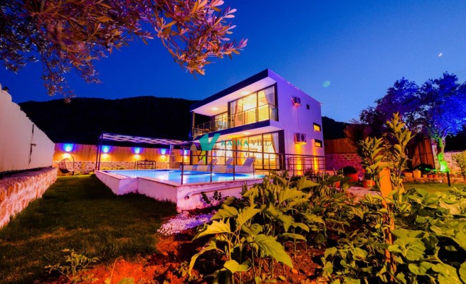 Villa Black Rose