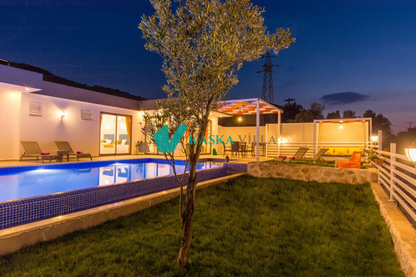 Villa Nar Çiçeği