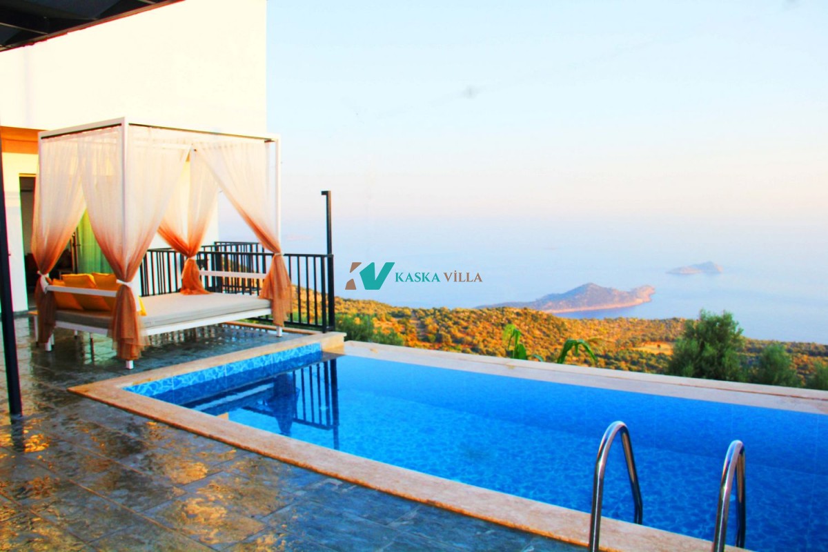 Villa Mulberry Poolsuit 10